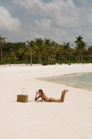 Danielle tomando sol